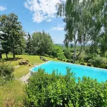 Tudor - Beautiful Large Amidst Lush Nature! ヴィラ