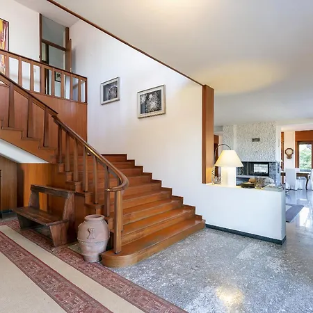 וילה Tudor - Beautiful Large Amidst Lush Nature! *
