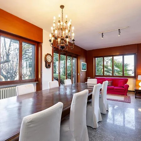 Tudor - Beautiful Large Amidst Lush Nature!