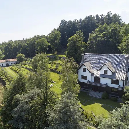 Tudor - Beautiful Large Amidst Lush Nature! 빌라 *