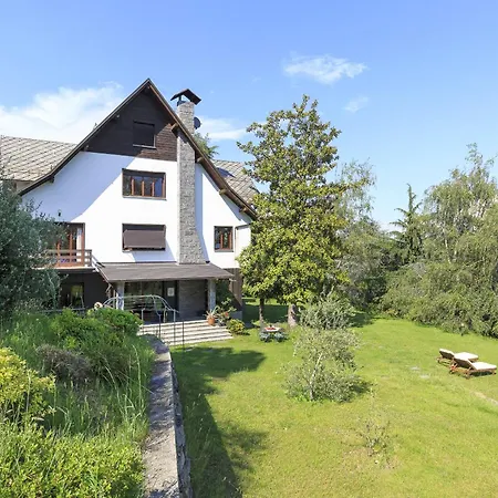 Tudor - Beautiful Large Amidst Lush Nature! 빌라