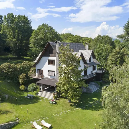 Tudor - Beautiful Large Amidst Lush Nature! 빌라 *