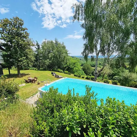 Tudor - Beautiful Large Amidst Lush Nature! Villa