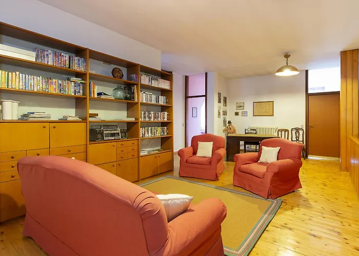 Willa Tudor - Beautiful Large Amidst Lush Nature!