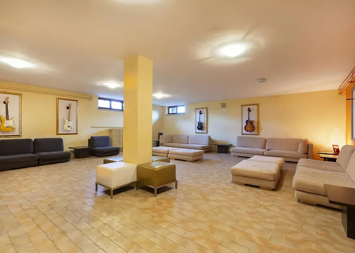 Villa Tudor - Beautiful Large Amidst Lush Nature!