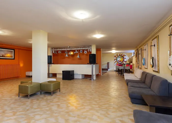 Villa Tudor - Beautiful Large Amidst Lush Nature!