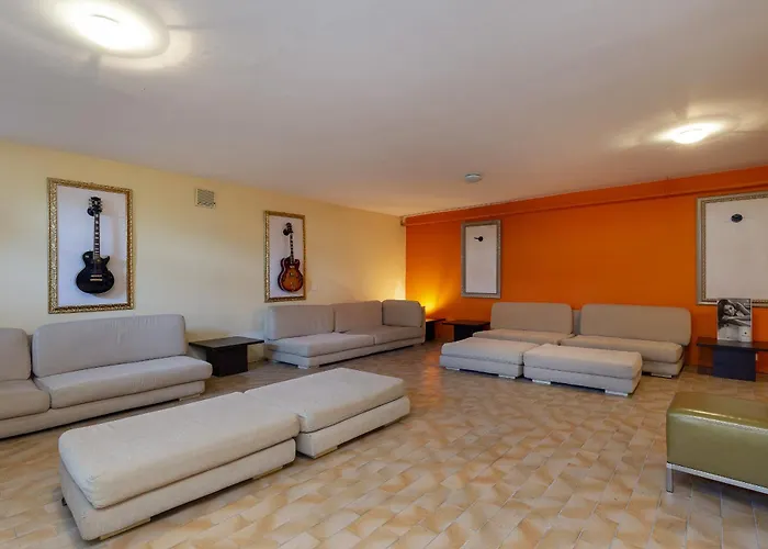 Tudor - Beautiful Large Amidst Lush Nature! Villa