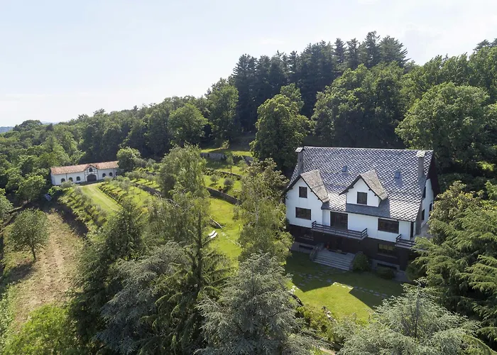 Tudor - Beautiful Large Amidst Lush Nature! 빌라 *