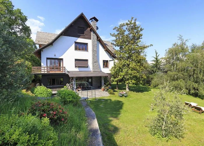 Tudor - Beautiful Large Amidst Lush Nature! *