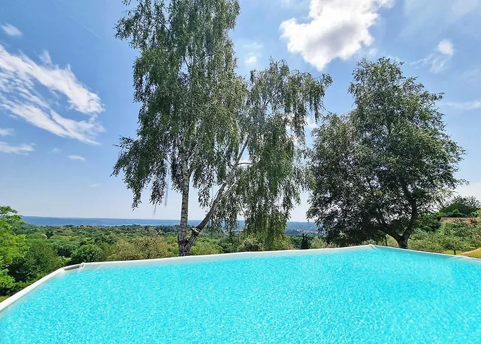 Tudor - Beautiful Large Amidst Lush Nature! * Ghevio