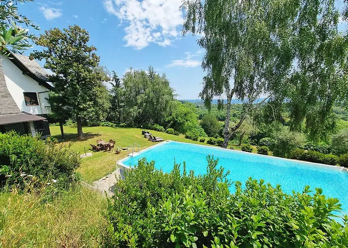 Tudor - Beautiful Large Amidst Lush Nature! Villa